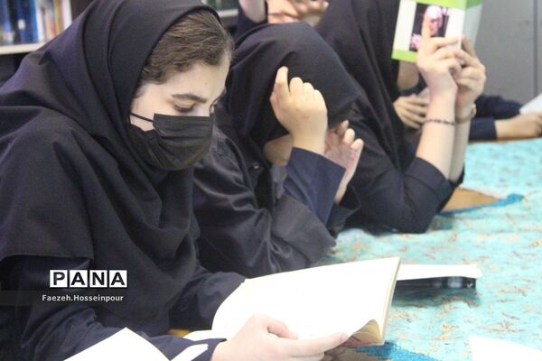 مراسم زنگ کتابخوانی در دبیرستان حکمت بهارستان‌ ٢