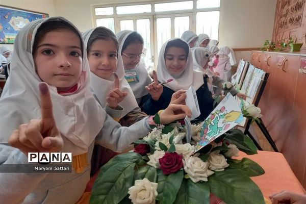 انتخابات شورای دانش‌آموزی دبستان دخترانه شاهد حضرت فاطمه زهرا(س)