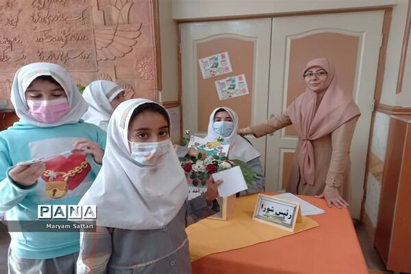 انتخابات شورای دانش‌آموزی دبستان دخترانه شاهد حضرت فاطمه زهرا(س)