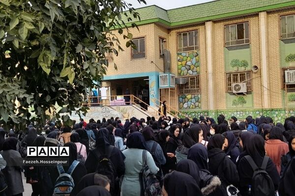 برگزاری مراسم انتخابات شورای دانش‌آموزی در دبیرستان حکمت ناحیه دو بهارستان