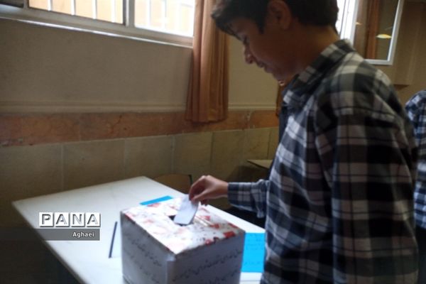 برگزاری انتخابات شورای دانش‌آموزی دبیرستان حر بن ریاحی منطقه ۱۳