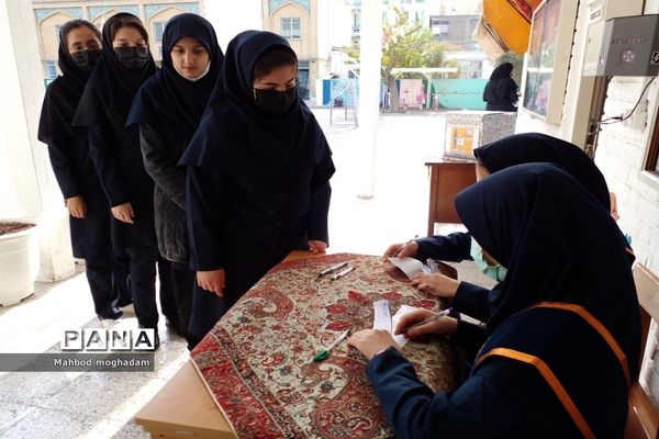 برگزاری انتخابات شورای دانش‌آموزی در دبیرستان شهیده معصومه قزوینی منطقه ۱۳