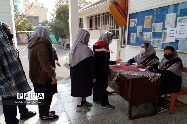 برگزاری انتخابات شورای دانش‌آموزی در دبیرستان شهیده معصومه قزوینی منطقه ۱۳