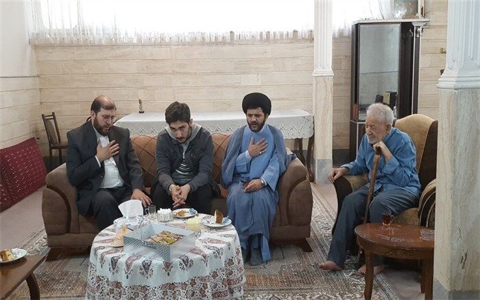 تجلیل مدیر سازمان دانش‌آموزی استان قم از خانواده شهید «مقیم»