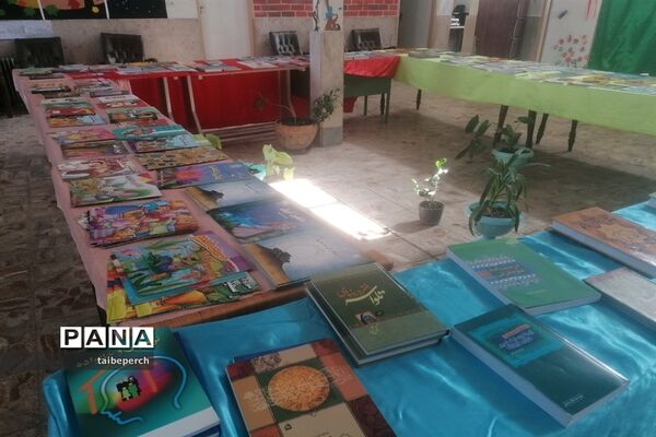 نمایشگاه کتاب به‌مناسبت هفته کتاب و کتابخوانی در کانون فرهنگی تربیتی شهید‌بهشتی فیروزکوه