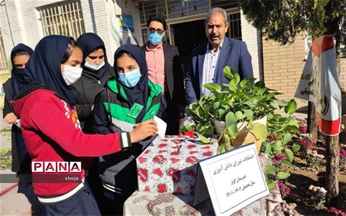 آیین نمادین انتخابات شورای دانش‌آموزی فلاورجان برگزارشد