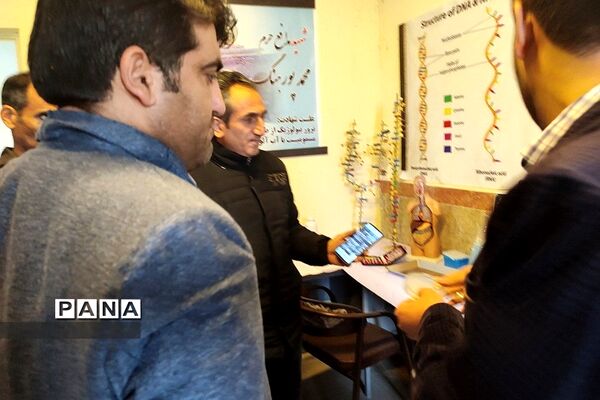 بازدید رئیس مرکز دانش‌پژوهان از ِآزمایشگاه تخصصی مدرسه شهید بهشتی رودهن