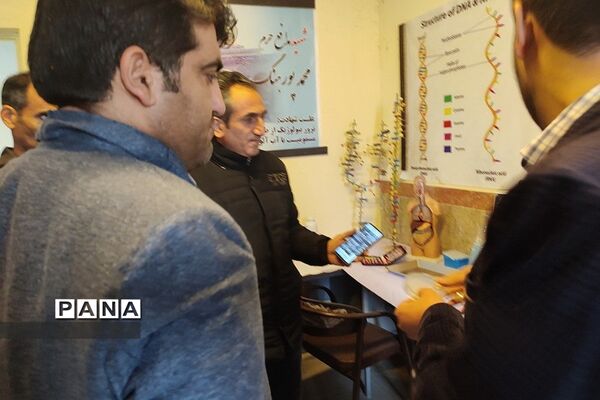 بازدید رئیس مرکز دانش‌پژوهان از ِآزمایشگاه تخصصی مدرسه شهید بهشتی رودهن