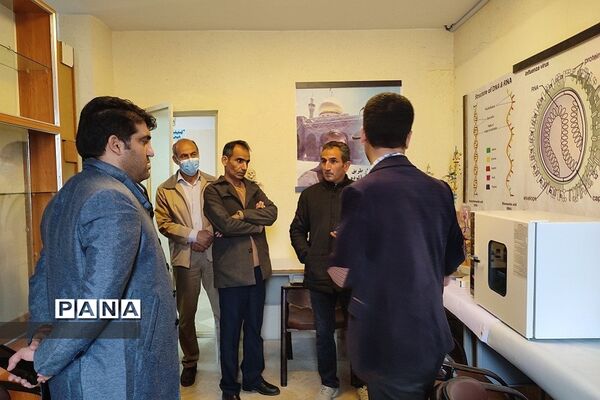 بازدید رئیس مرکز دانش‌پژوهان از ِآزمایشگاه تخصصی مدرسه شهید بهشتی رودهن
