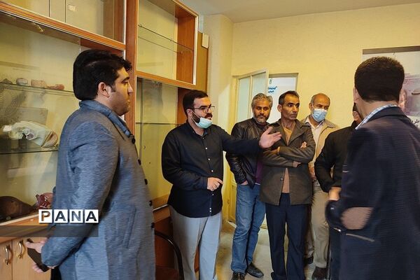 بازدید رئیس مرکز دانش‌پژوهان از ِآزمایشگاه تخصصی مدرسه شهید بهشتی رودهن