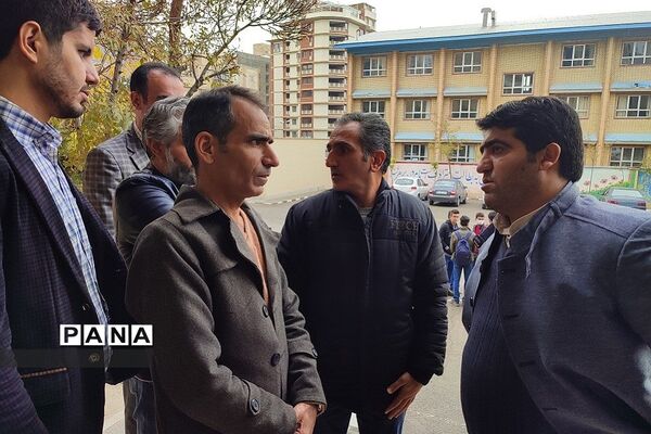 بازدید رئیس مرکز دانش‌پژوهان از ِآزمایشگاه تخصصی مدرسه شهید بهشتی رودهن