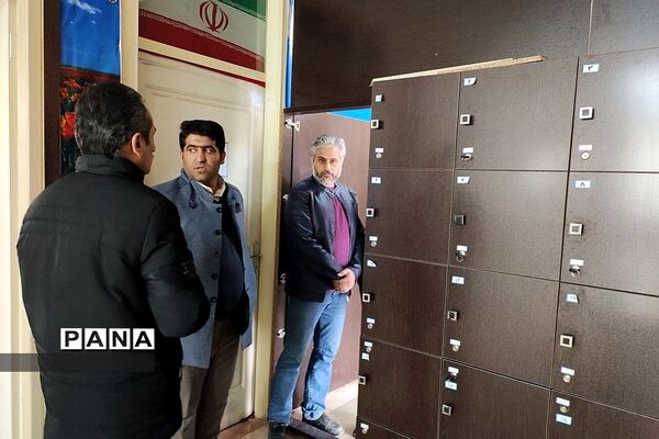 بازدید رئیس مرکز دانش‌پژوهان از ِآزمایشگاه تخصصی مدرسه شهید بهشتی رودهن