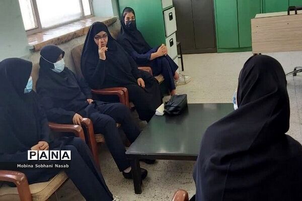 دیدار صمیمی عضو شورای شهر بوشهر با دانش‌آموزان فعال دبیرستان فاطمه زهرا (س)