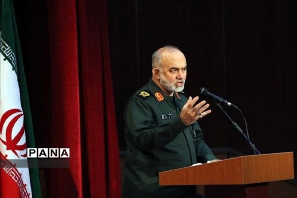 آیین رونمایی از کتاب «مثلث سرخ»