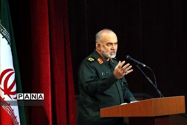 آیین رونمایی از کتاب «مثلث سرخ»