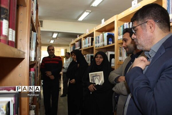 بازدید مدیر آموزش و پرورش جوادآباد از کتابخانه امام خمینی (ره)