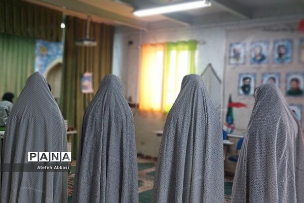 نشست قرآنی دختران دبیرستان حکمت بهارستان‌ دو