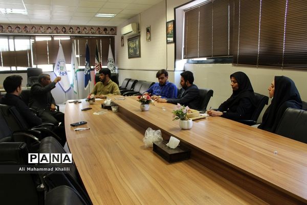 دیدار مشاور مدیرکل آموزش و پرورش فارس در امور عشایر با اعضای سازمان دانش‌آموزی فارس