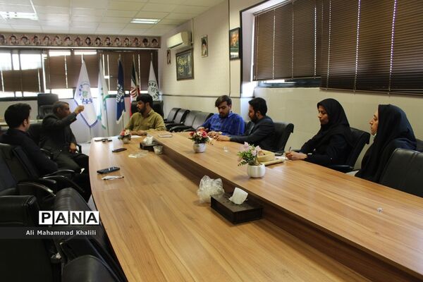 دیدار مشاور مدیرکل آموزش و پرورش فارس در امور عشایر با اعضای سازمان دانش‌آموزی فارس