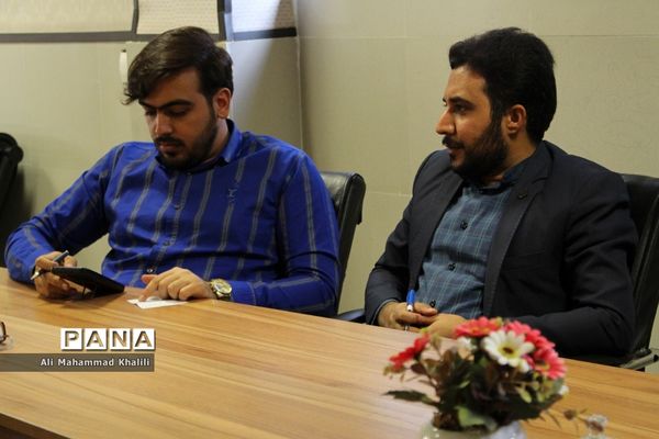 دیدار مشاور مدیرکل آموزش و پرورش فارس در امور عشایر با اعضای سازمان دانش‌آموزی فارس