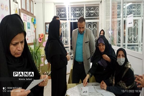 جلسه گزارش عملکرد تحصیلی دانش‌آموزان دبیرستان شاهد مطهره‌ کاشمر