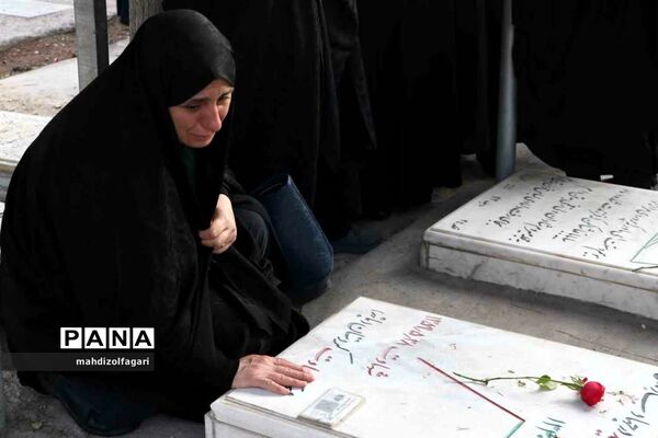 مراسم غبارروبی مزار شهدای بسیج فرهنگیان ناحیه دو شهرری