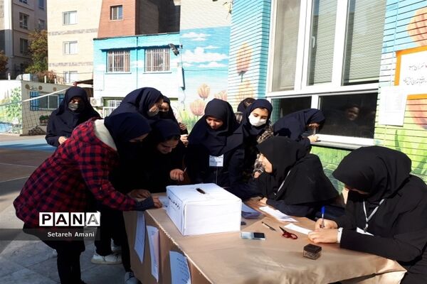 انتخابات شورای دانش‌آموزی در دبیرستان شاهد ارض اقدس