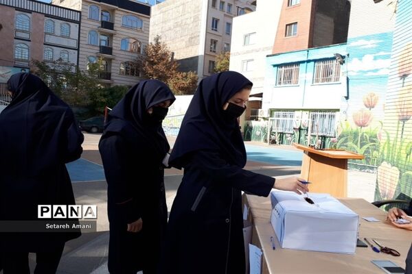 انتخابات شورای دانش‌آموزی در دبیرستان شاهد ارض اقدس