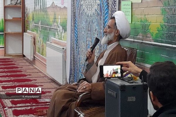 اقامه نماز جماعت در مدرسه هیأت امنایی سپیده شهرکرد