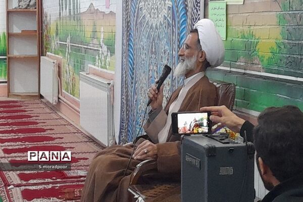 اقامه نماز جماعت در مدرسه هیأت امنایی سپیده شهرکرد