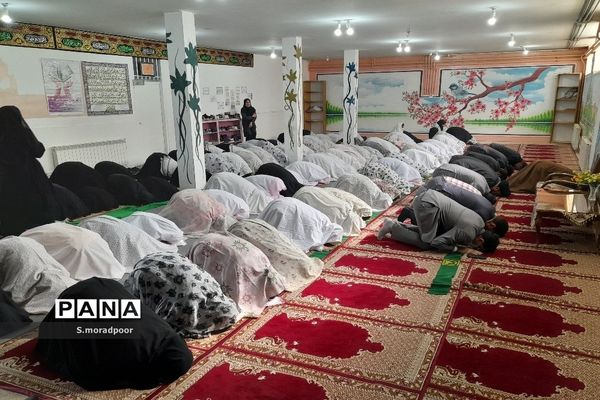 اقامه نماز جماعت در مدرسه هیأت امنایی سپیده شهرکرد