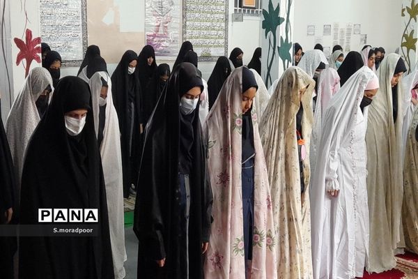 اقامه نماز جماعت در مدرسه هیأت امنایی سپیده شهرکرد