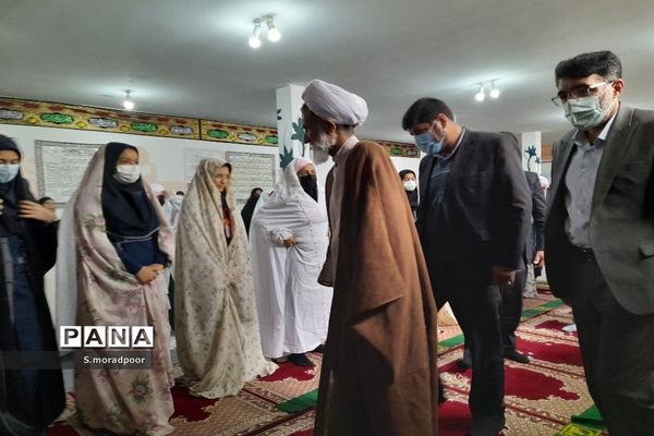 اقامه نماز جماعت در مدرسه هیأت امنایی سپیده شهرکرد