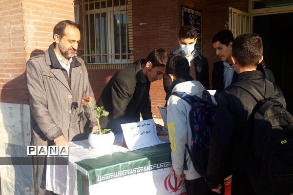 برگزاری مراسم‌ میز جذب بسیج در مدارس رودهن