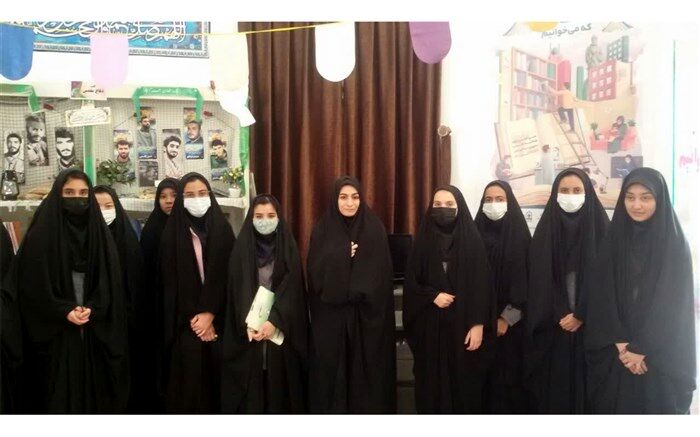 بازدید دانش‌آموزان جعفرآباد قم از کتابخانه آیت‌الله خامنه‌ای