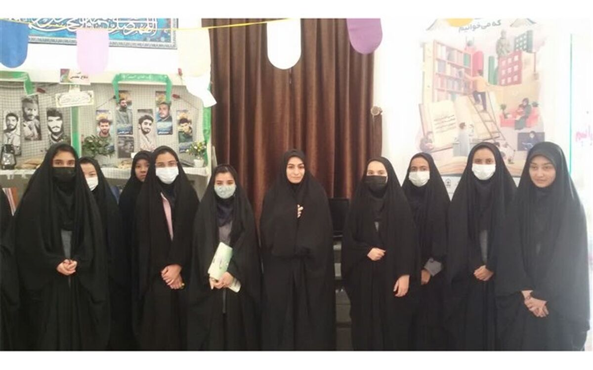 بازدید دانش‌آموزان جعفرآباد قم از کتابخانه آیت‌الله خامنه‌ای