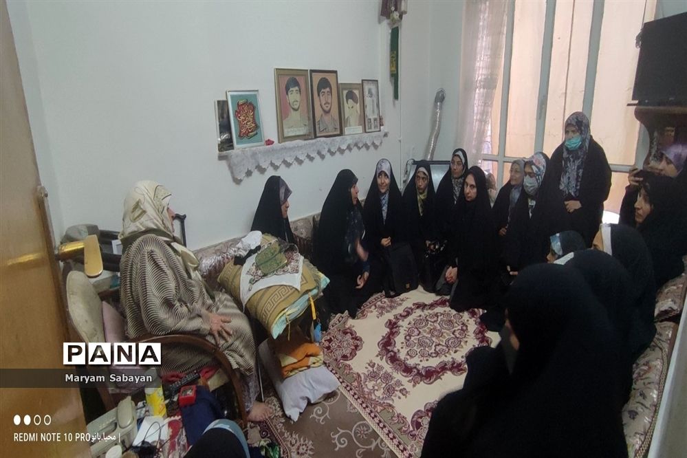 دیدار دانش‌آموزان و نوجوانان بسیجی با خانواده شهید محله در هفته بسیج