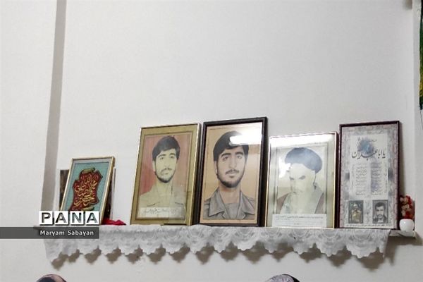 دیدار دانش‌آموزان و نوجوانان بسیجی با خانواده شهید محله در هفته بسیج