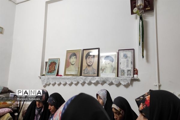 دیدار دانش‌آموزان و نوجوانان بسیجی با خانواده شهید محله در هفته بسیج