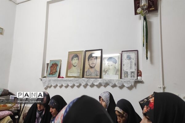 دیدار دانش‌آموزان و نوجوانان بسیجی با خانواده شهید محله در هفته بسیج