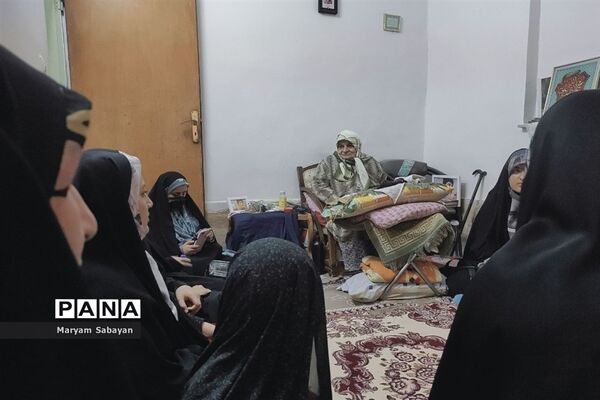 دیدار دانش‌آموزان و نوجوانان بسیجی با خانواده شهید محله در هفته بسیج