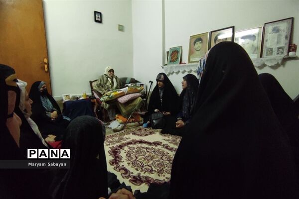 دیدار دانش‌آموزان و نوجوانان بسیجی با خانواده شهید محله در هفته بسیج