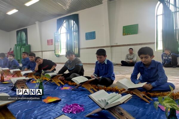 کرسی تلاوت قرآن کریم در دبستان شهید اسماعیلی گلوگاه