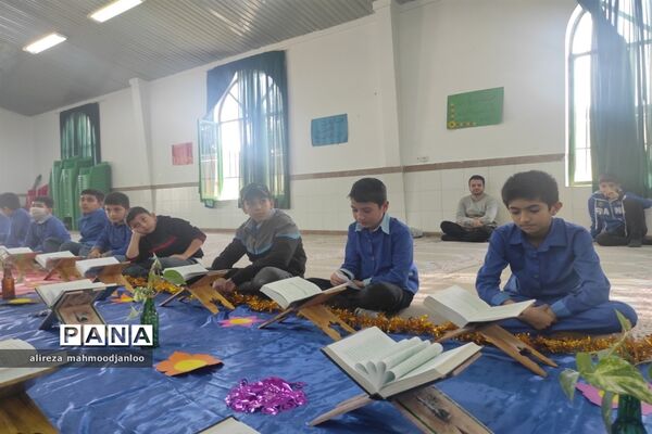 کرسی تلاوت قرآن کریم در دبستان شهید اسماعیلی گلوگاه