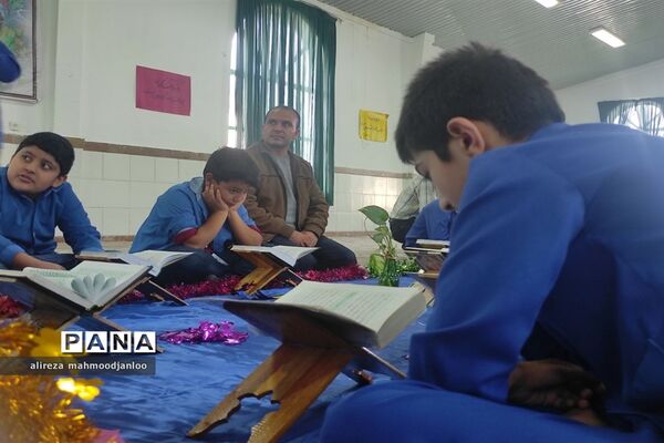 کرسی تلاوت قرآن کریم در دبستان شهید اسماعیلی گلوگاه