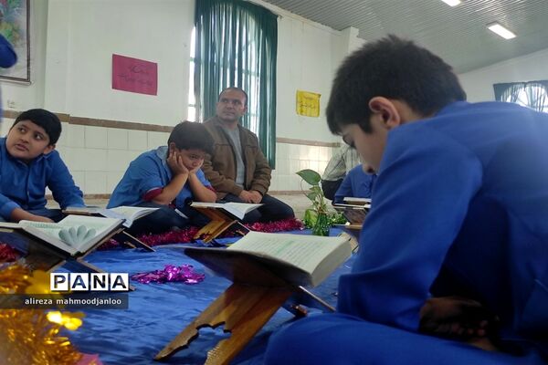 کرسی تلاوت قرآن کریم در دبستان شهید اسماعیلی گلوگاه