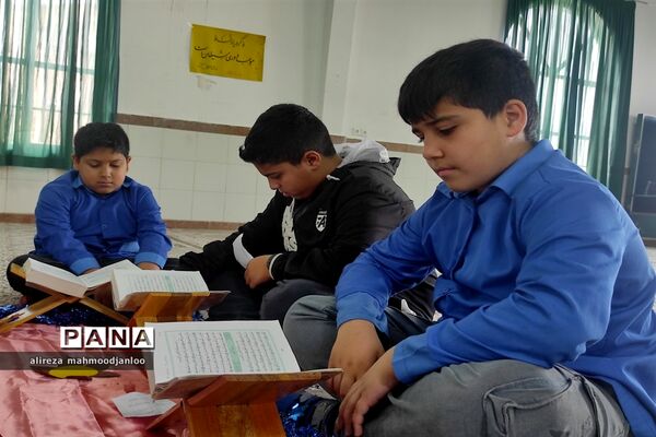 کرسی تلاوت قرآن کریم در دبستان شهید اسماعیلی گلوگاه