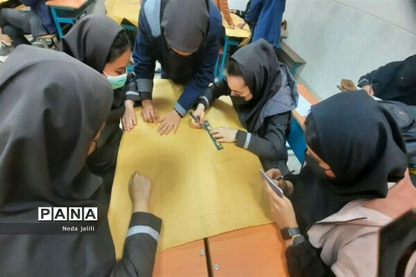 آموزش خیاطی توسط دانش‌آموزان