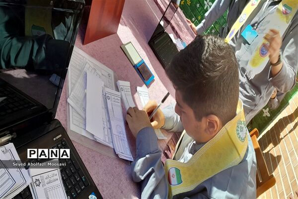 آیین نمادین انتخابات شورای دانش‌آموزی ناحیه ۳ مشهد