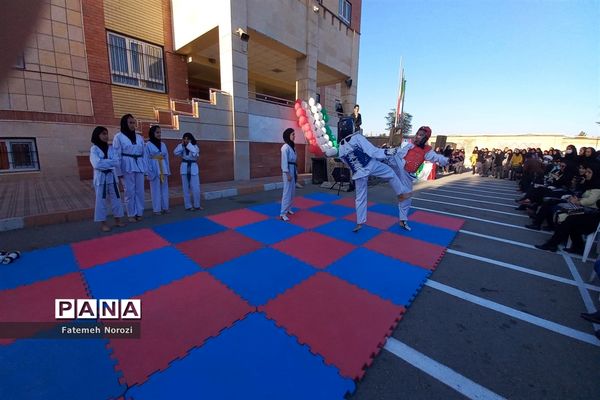 تقدیر از دانش‌آموزان منتخب مسابقات دبیرستان خوارزمی رباط‌ کریم
